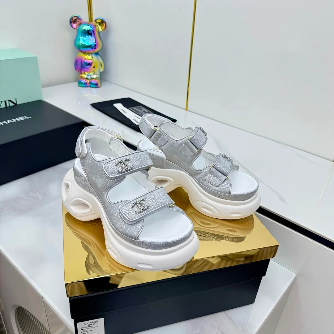 👟👟Ex-factory price 680👟👟 Top version... Chanel｜Chanel Xiaoxiang Velcro Beach Slippers Slippers Casual Beach Shoes 25ss Spring and Summer New Style! Beach shoes are a hit all over the internet! The latest model from the counter, I am still willing to buy it on my feet. It must be ranked among the most popular models. It is invincible in all seasons. Various bloggers and Internet celebrities can see the matching styles. Highly recommended. Pearlescent sheepskin upper, sheepskin lining, suede for feet. Original open-molded TPU outsole size: 35-40 (customized for 40 and 41). Full set of original packaging 👉 👉 👉 👉 👉